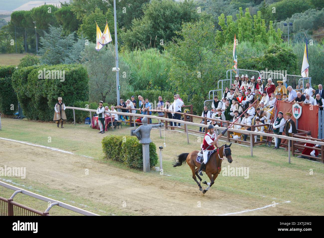 Chevalier se chargeant à cheval avec une lance pendant le tournoi de joutes au festival médiéval Giostra di Simone, Montisi, Montalcino, province de Sienne, italie Banque D'Images