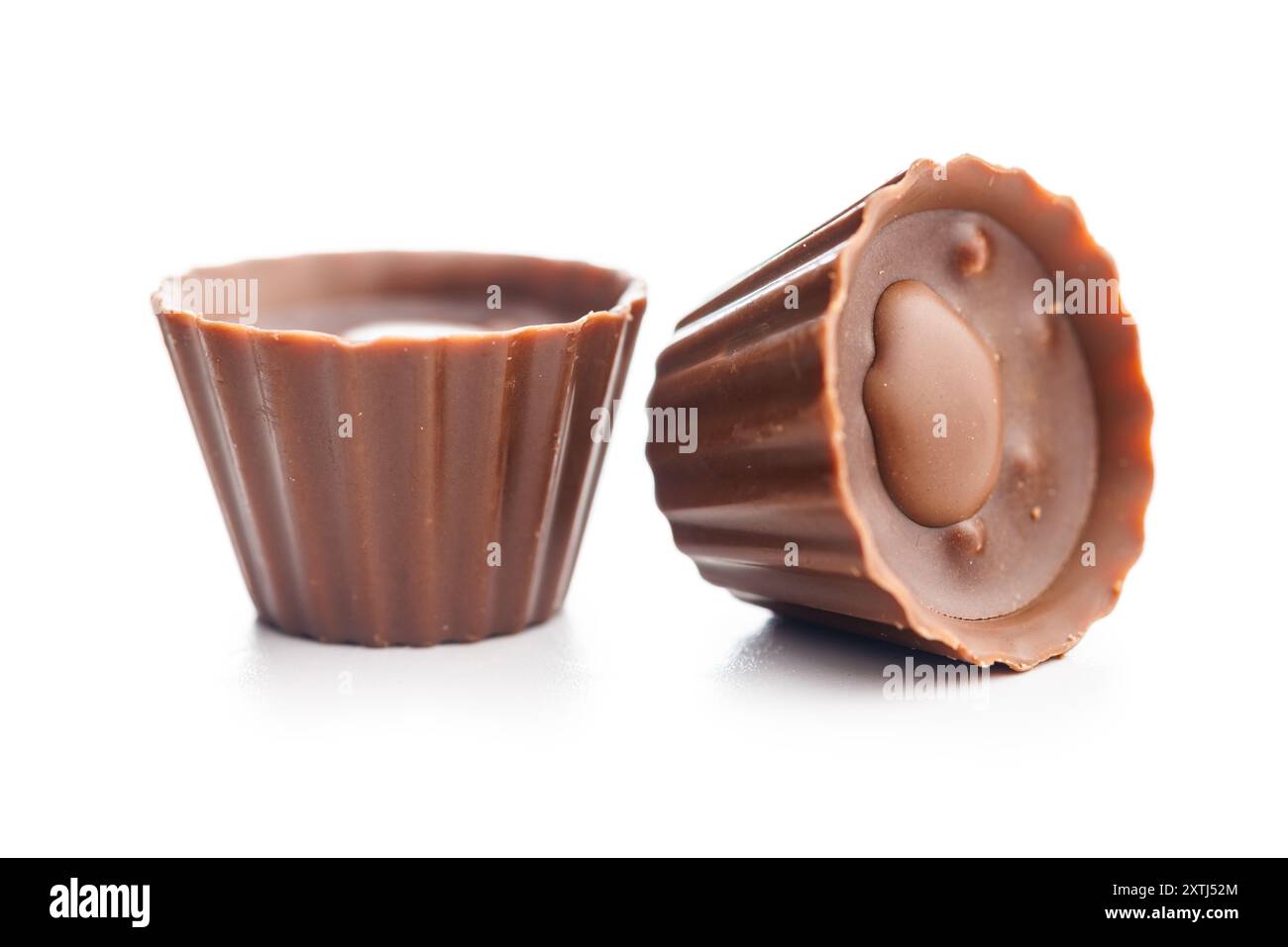 Pralines sucrées. Truffes au chocolat isolées sur fond blanc. Banque D'Images