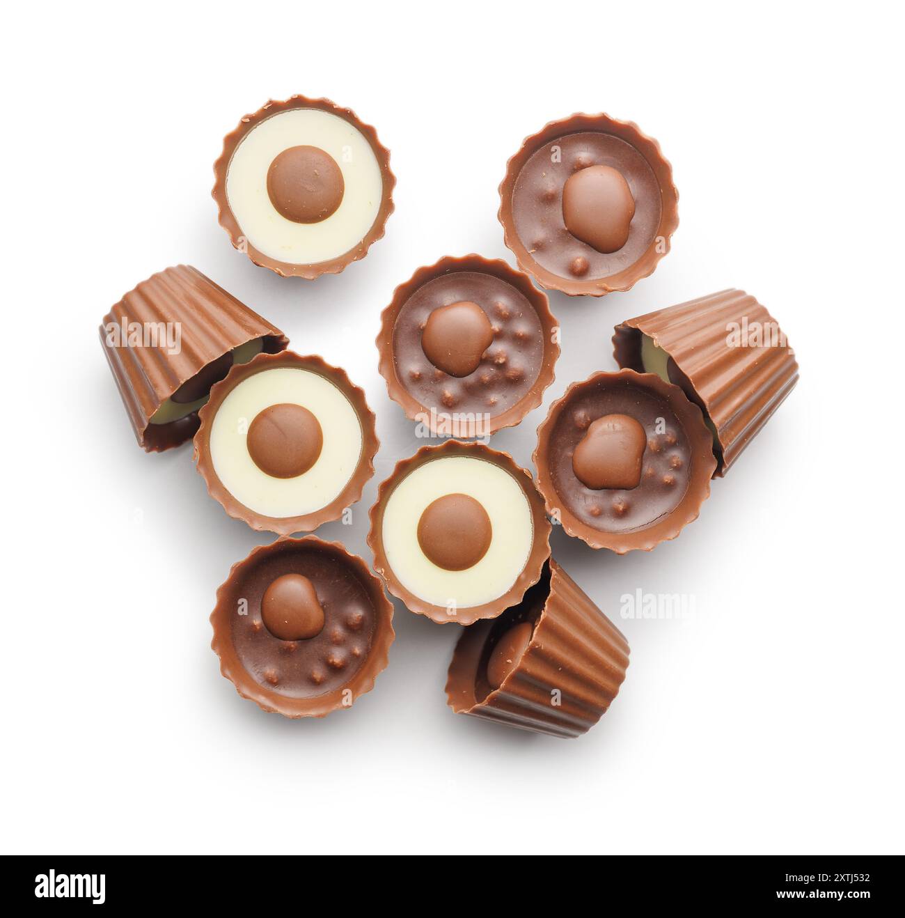 Pralines sucrées. Truffes au chocolat isolées sur fond blanc. Banque D'Images