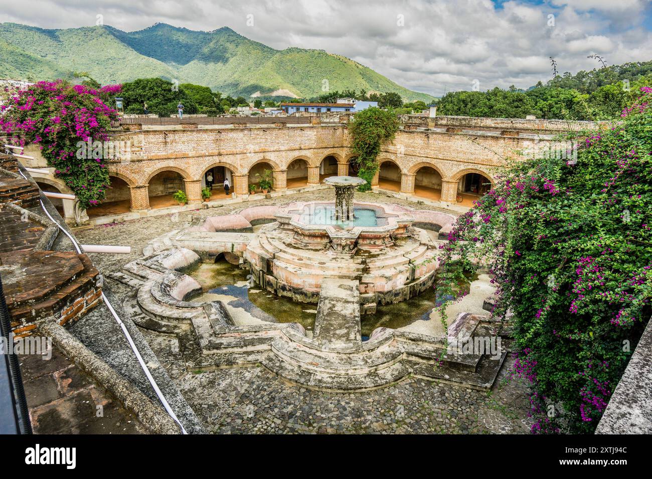 Pescados Fontaine' du 18ème siècle, dans le cloître du couvent mercédarien, Ultrabarroco guatemalteco, XVI siècle, Antigua Guatemala, départ Banque D'Images