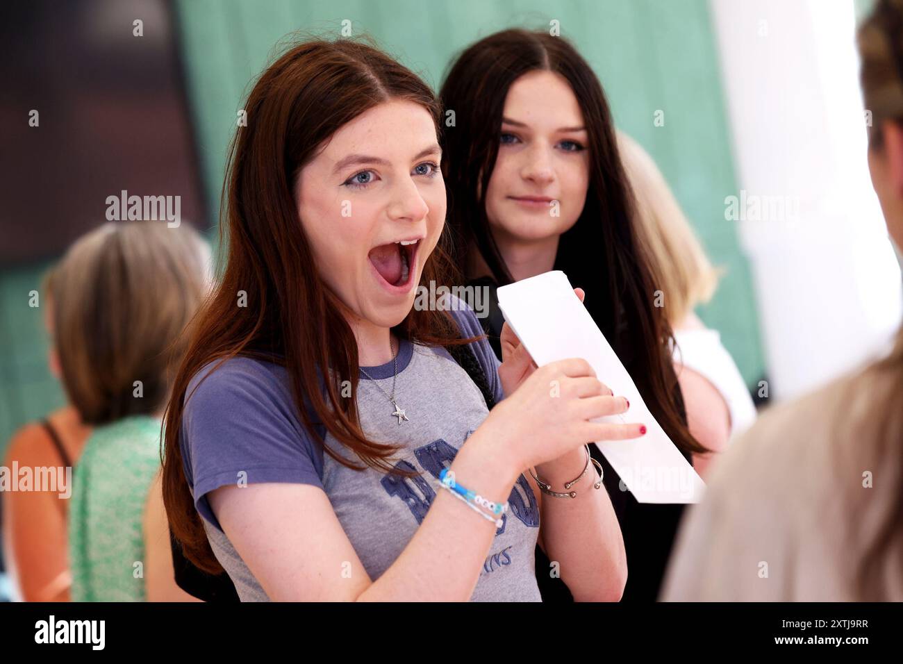 A Level Results Day 2024 à Brighton, East Sussex, Royaume-Uni. Sur la photo, on voit des scènes à la Brighton Girls School of Students qui ouvrent leurs résultats de niveau A à Brighton, East Sussex, Royaume-Uni. Banque D'Images