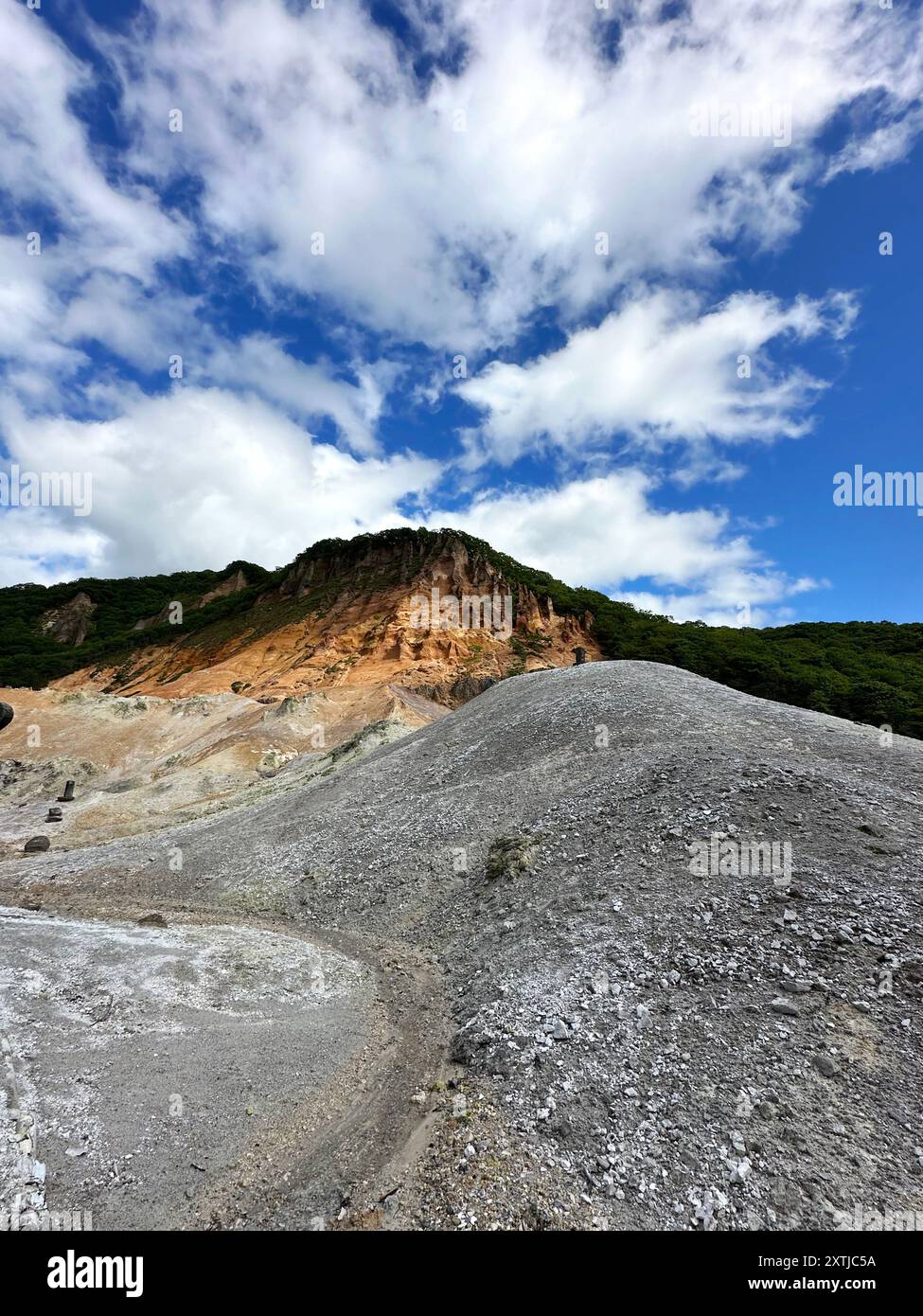 Noboribetsu Hell Valley, jigokudani, avec des sources bouillantes, des roches blanchies, des piscines de vapeur, odeur sulfurique en été Hokkaido, Japon. Banque D'Images