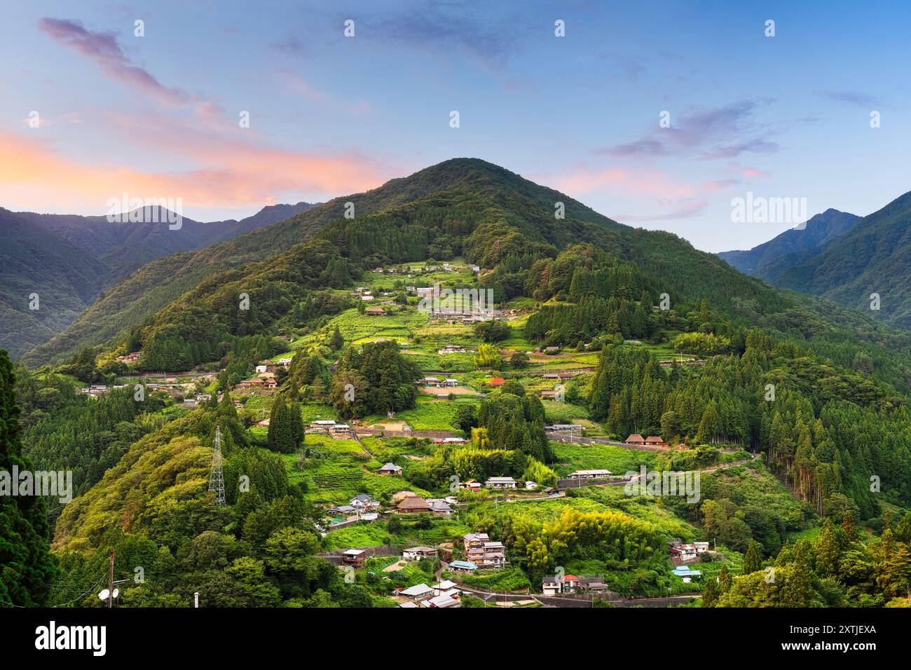 Ochiai, Tokushima, village japonais à flanc de colline au crépuscule. Banque D'Images