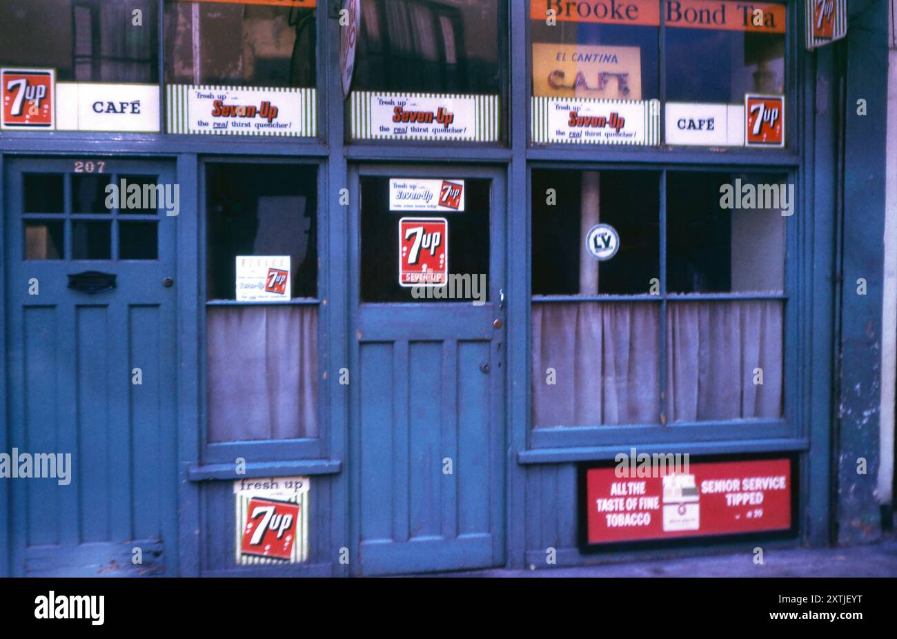 Extérieur d'un café à Clarendon Road dans le quartier de Notting Hill à Londres en 1964 Banque D'Images