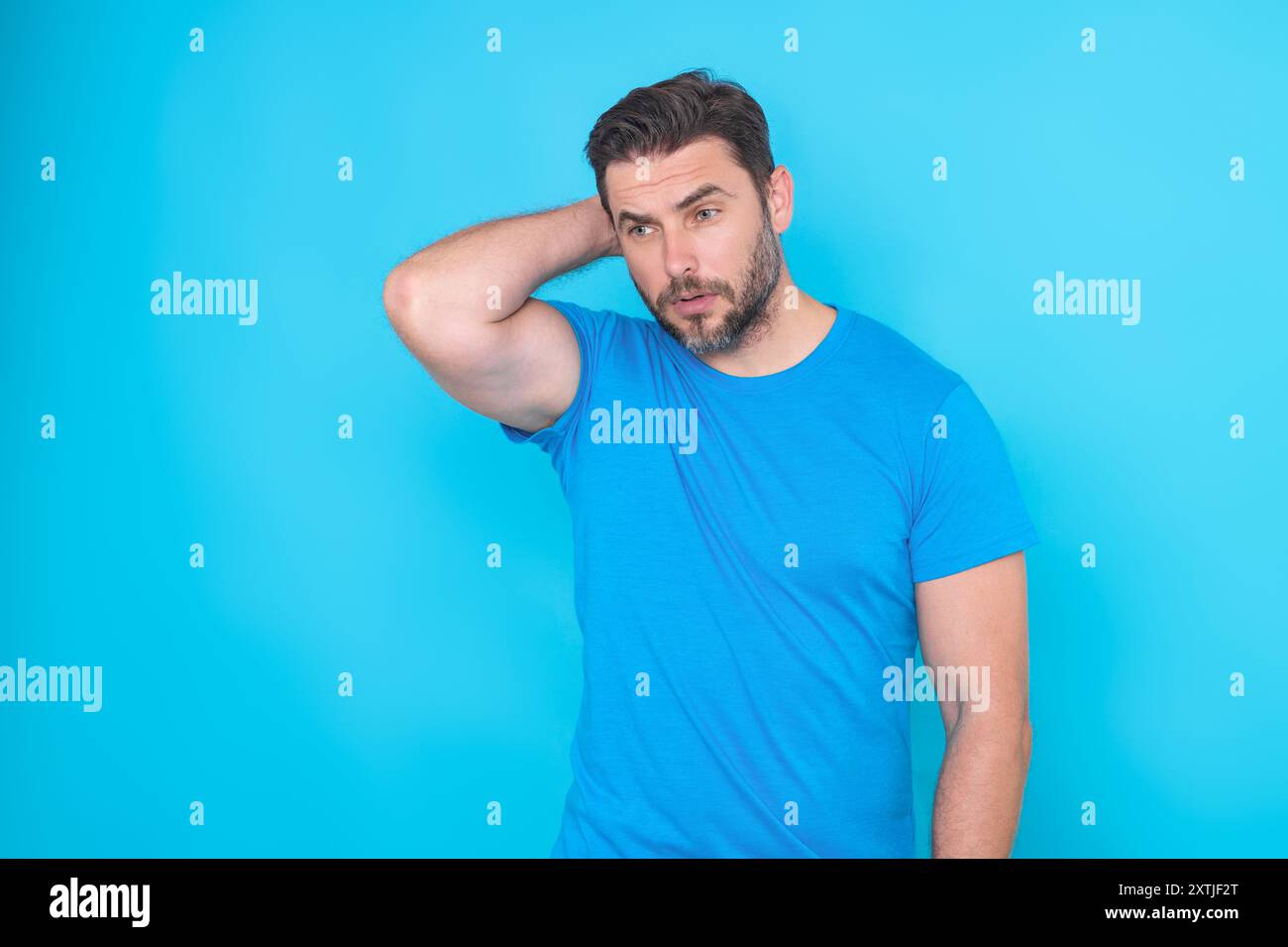 Concept de pensée. Portrait de l'homme intelligent et créatif ciblé, tenant les doigts joue, avec l'expression réfléchie, la pensée. Homme pensif pensant à Banque D'Images