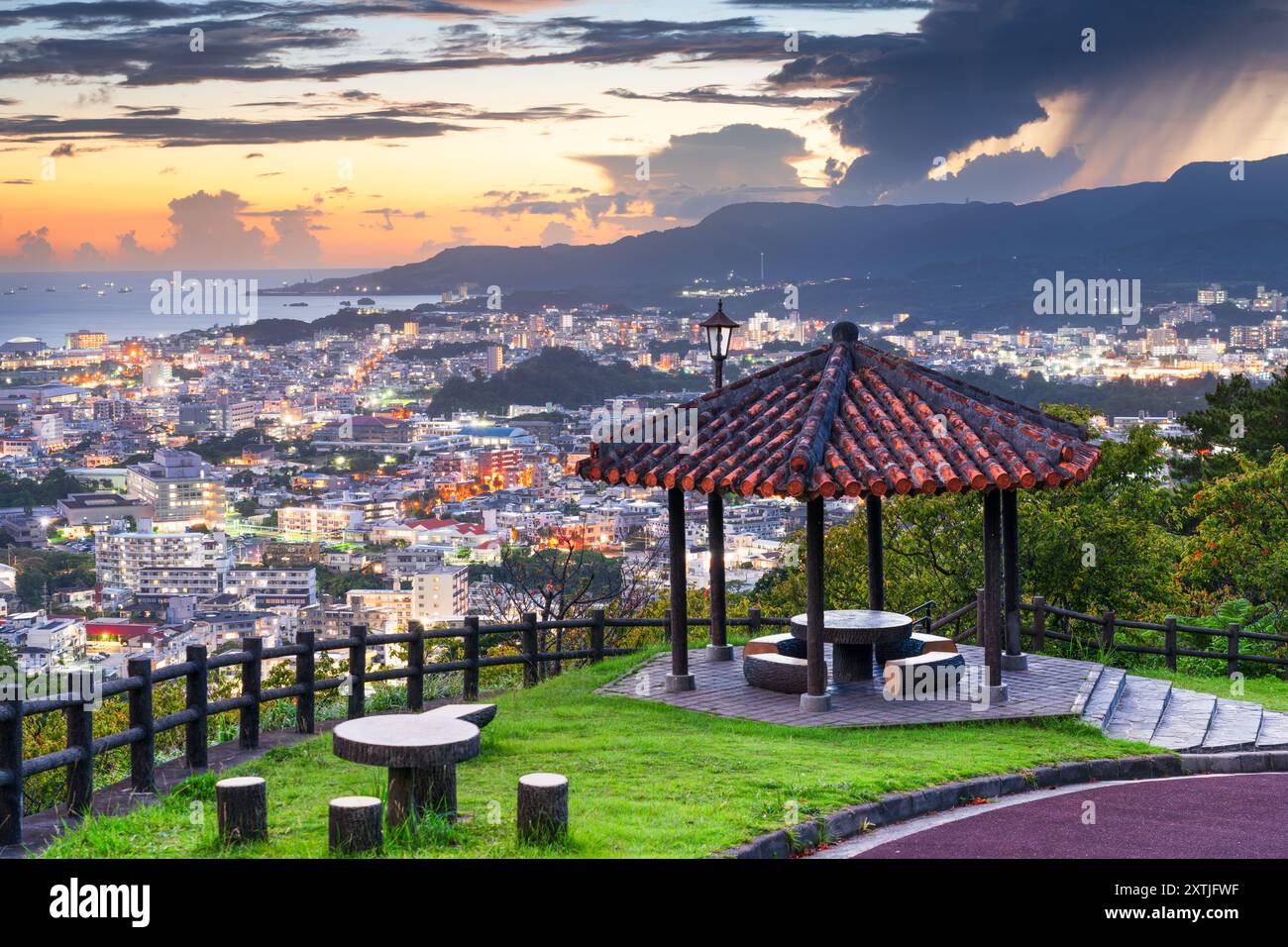 Nago, Okinawa, Japon paysage urbain du centre-ville au crépuscule du parc. Banque D'Images