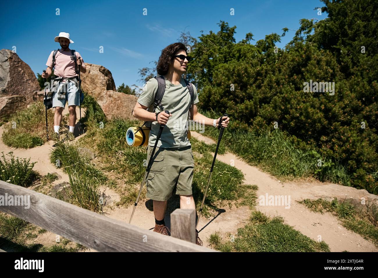 Deux jeunes hommes, un couple gay, partent ensemble en randonnée dans la nature sauvage un jour d'été. Banque D'Images