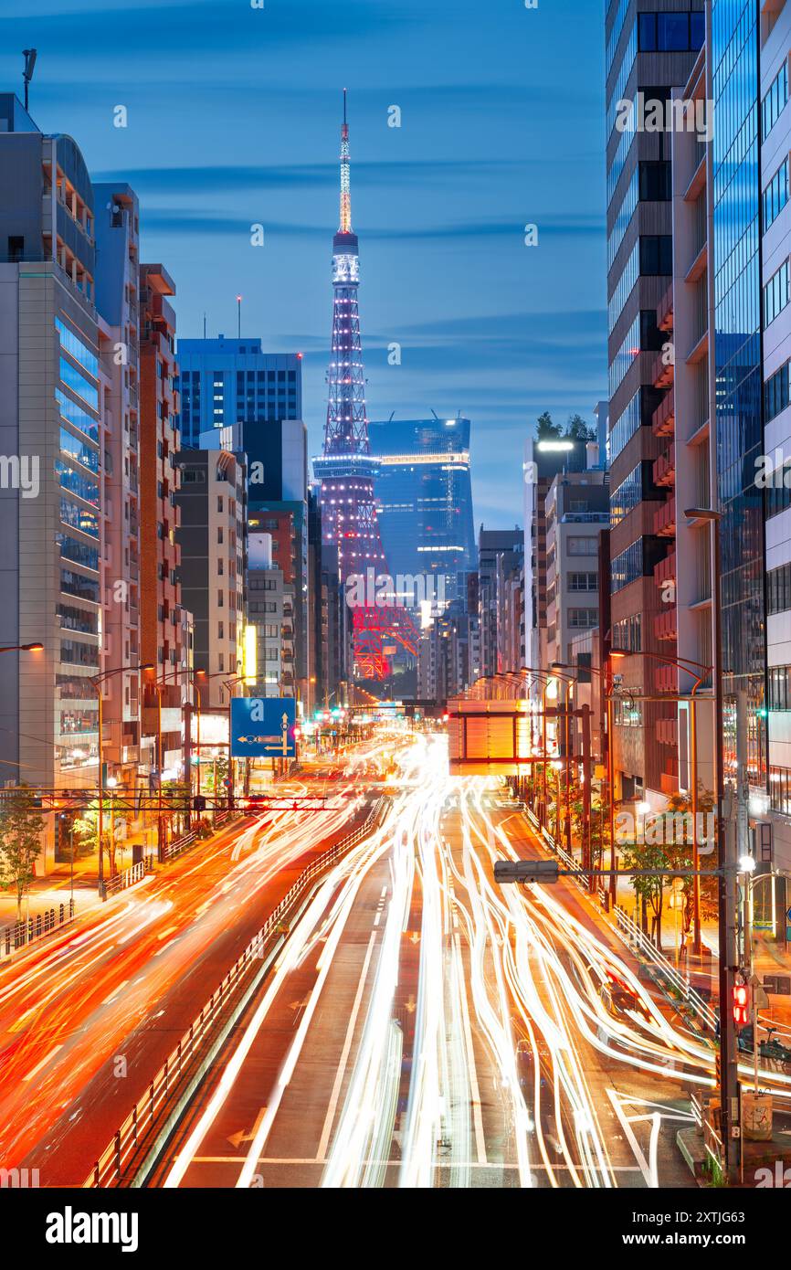 Tokyo, Japon avec la tour de Tokyo au-dessus de la circulation au crépuscule. Banque D'Images