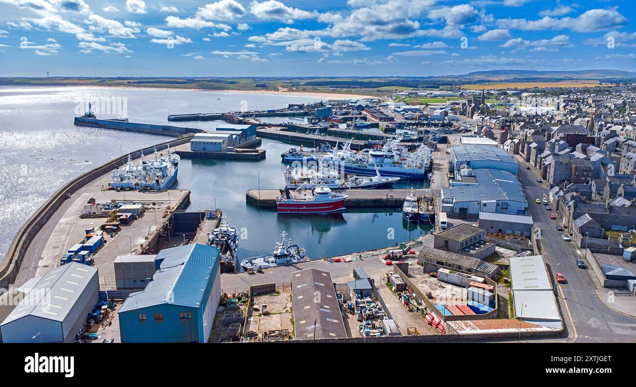 Port de Fraserburgh les quais et les jetées avec des bateaux amarrés et Shore Street Banque D'Images