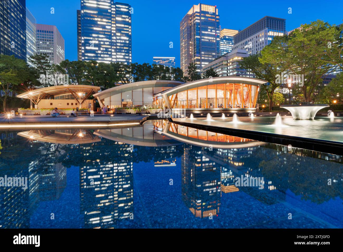 Chiyoda, Tokyo, Japon paysage urbain à l'heure bleue du parc Wadakura. Banque D'Images