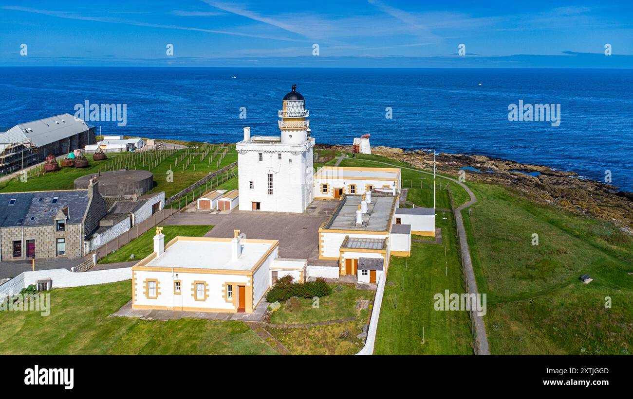 Kinnaird Head Lighthouses Fraserburgh ciel bleu d'été au-dessus des bâtiments blancs Banque D'Images