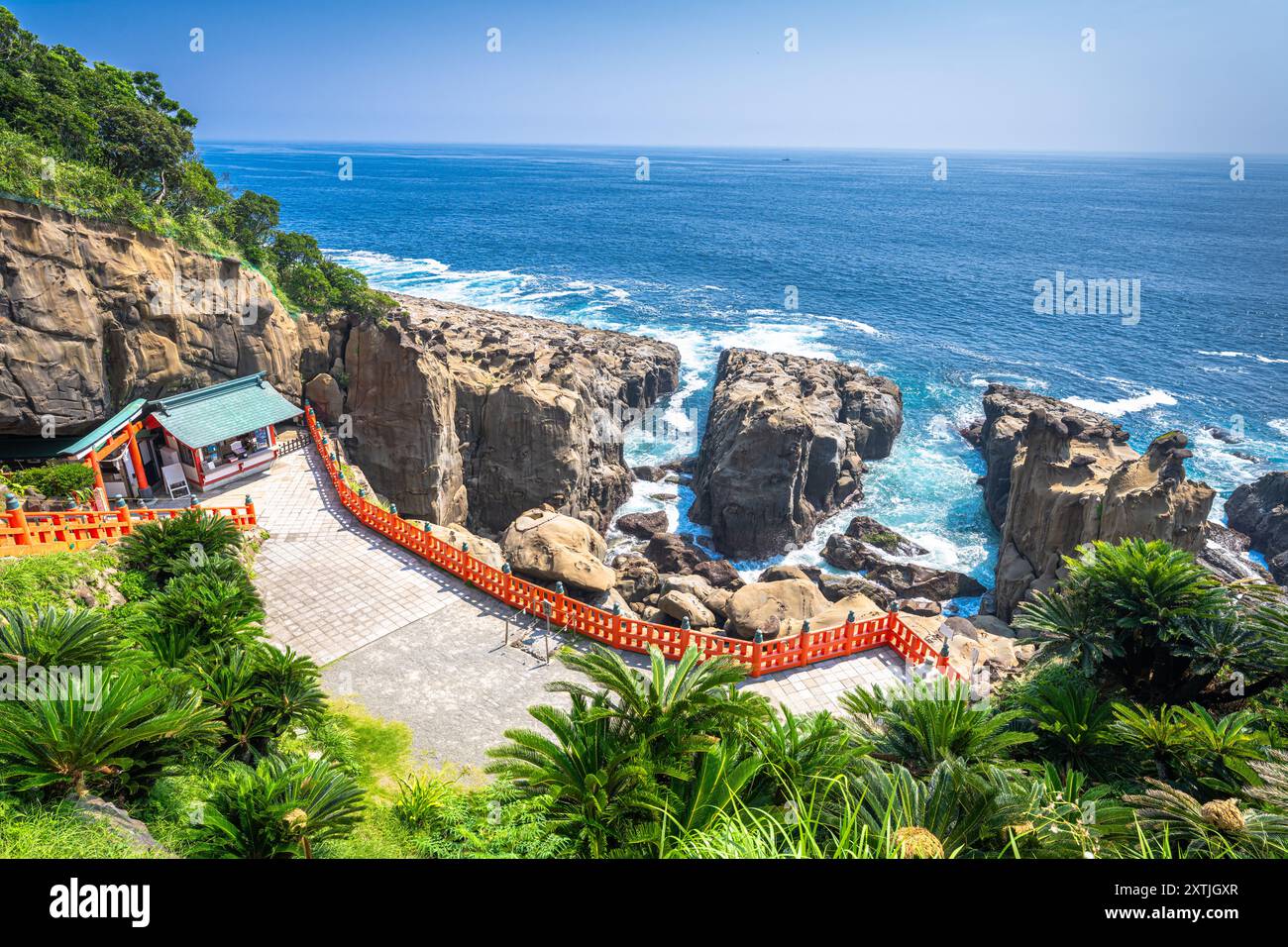 Sanctuaire d'Udo le long de la côte de Nichinan, préfecture de Miyazaki, Japon le long de la magnifique côte falaise. Banque D'Images