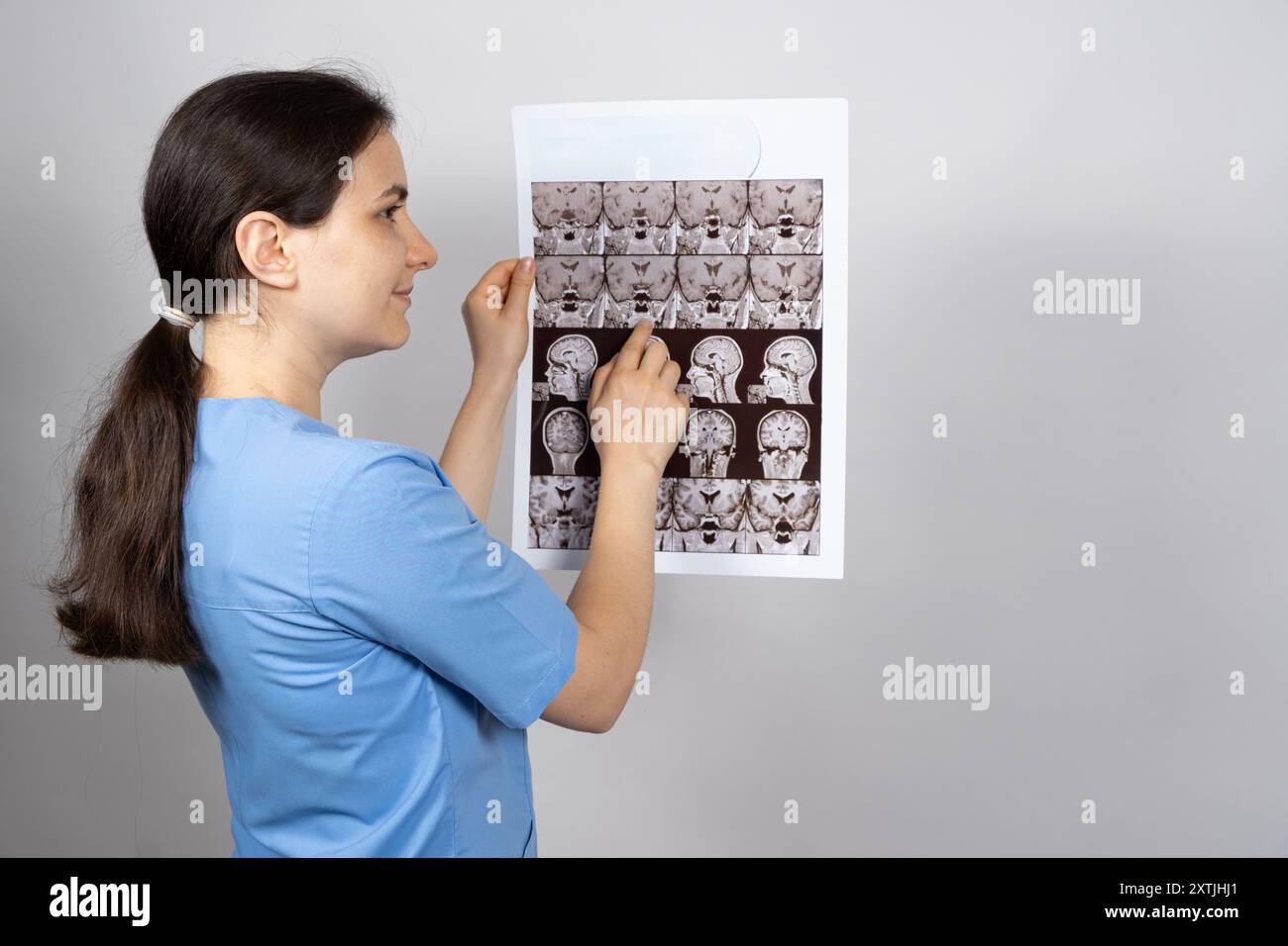 Le médecin détient une image IRM de l'hypophyse d'une personne en bonne santé. Banque D'Images