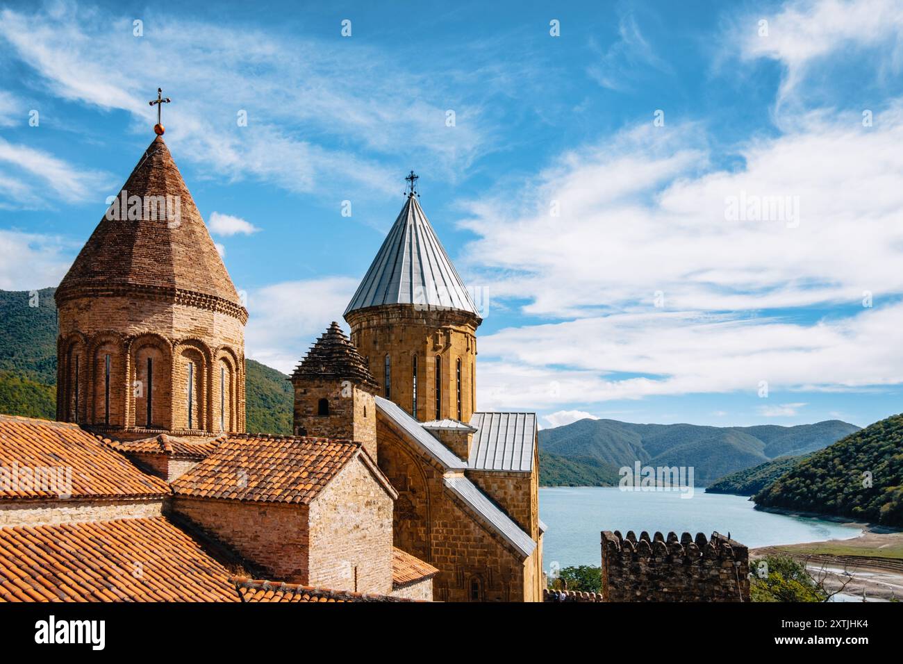 Vue sur le réservoir de Zhinvali et les tours de la forteresse d'Ananuri sur l'autoroute militaire géorgienne en Géorgie Banque D'Images