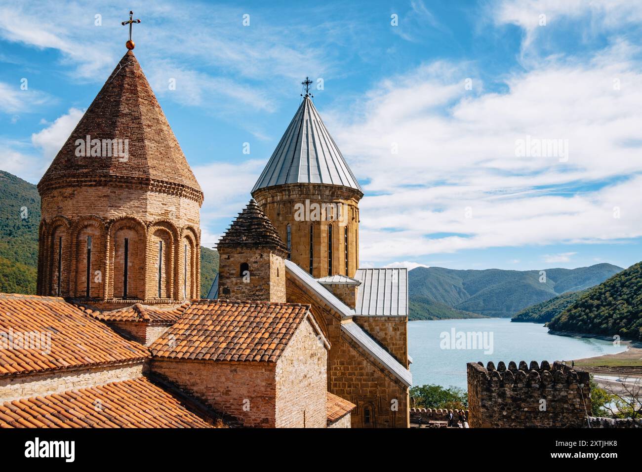 Vue sur le réservoir de Zhinvali et les tours de la forteresse d'Ananuri sur l'autoroute militaire géorgienne en Géorgie Banque D'Images