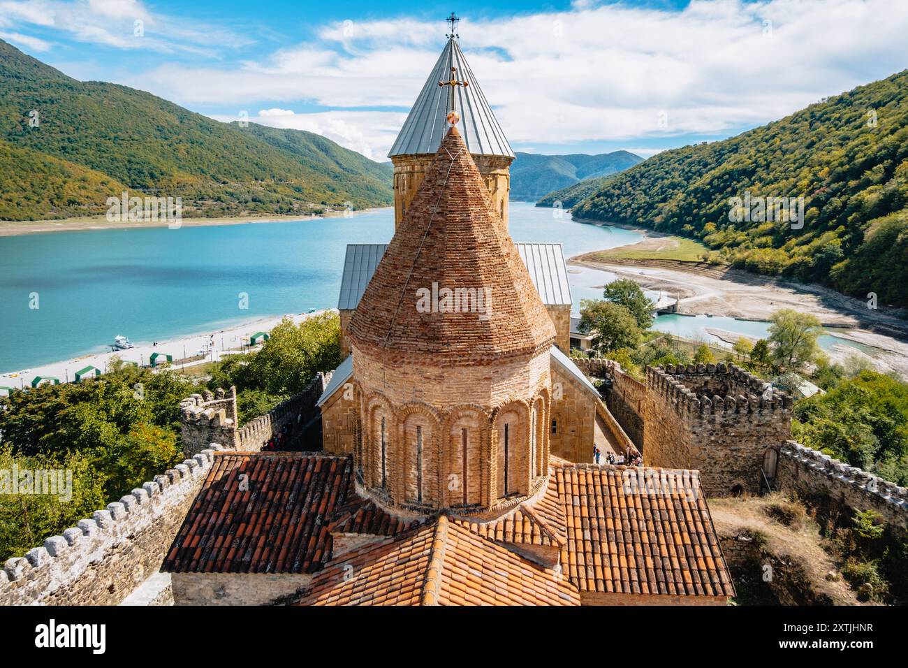 Vue sur le réservoir de Zhinvali et les tours de la forteresse d'Ananuri sur l'autoroute militaire géorgienne en Géorgie Banque D'Images