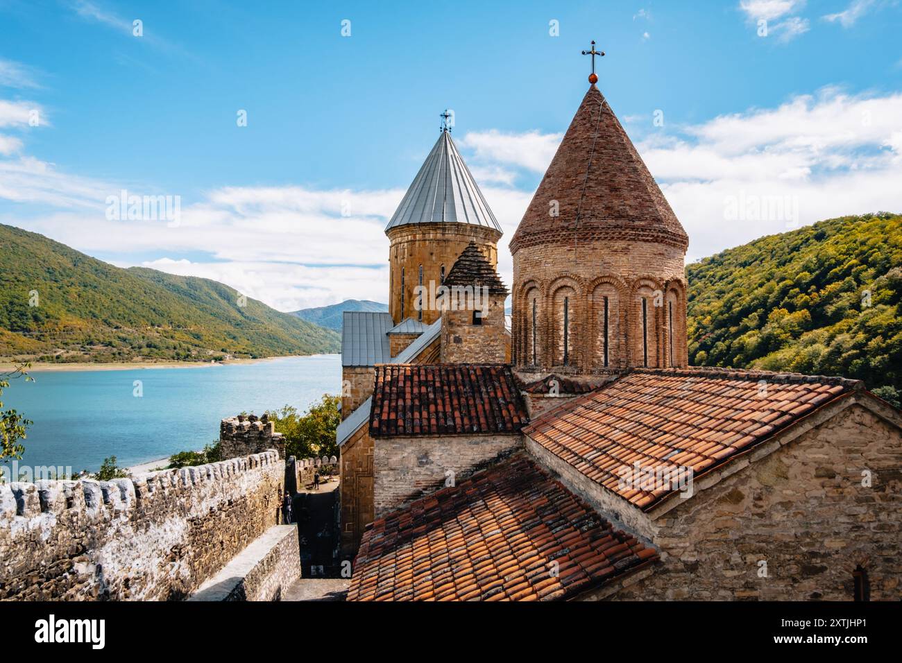Vue sur le réservoir de Zhinvali et les tours de la forteresse d'Ananuri sur l'autoroute militaire géorgienne en Géorgie Banque D'Images