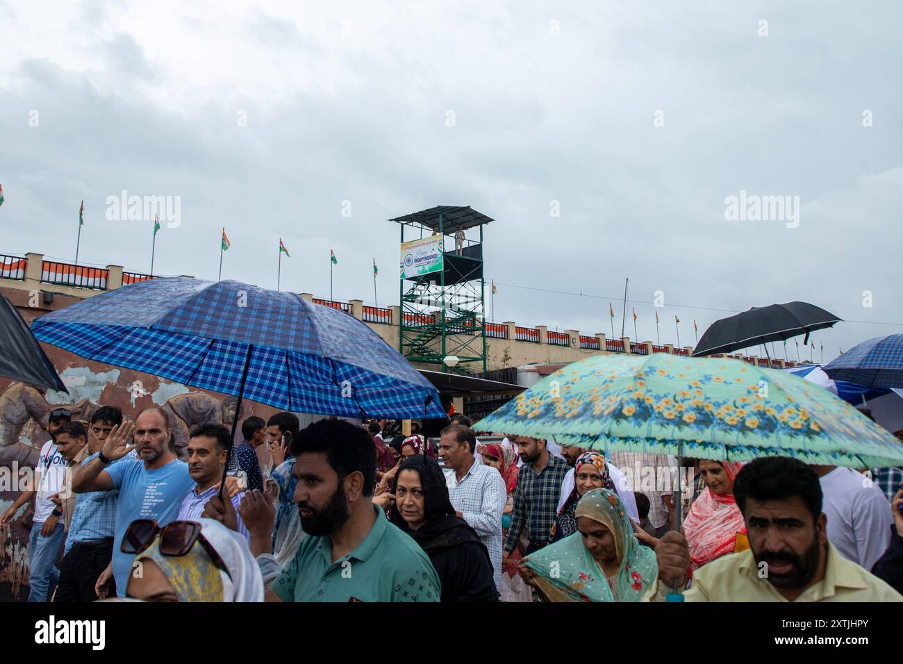 Srinagar, Inde. 15 août 2024. Les gens quittent le lieu, lors des célébrations du 78e jour de l'indépendance de l'Inde. Le 15 août commémore chaque année la libération de l'Inde de la domination coloniale britannique en 1947. Crédit : SOPA images Limited/Alamy Live News Banque D'Images