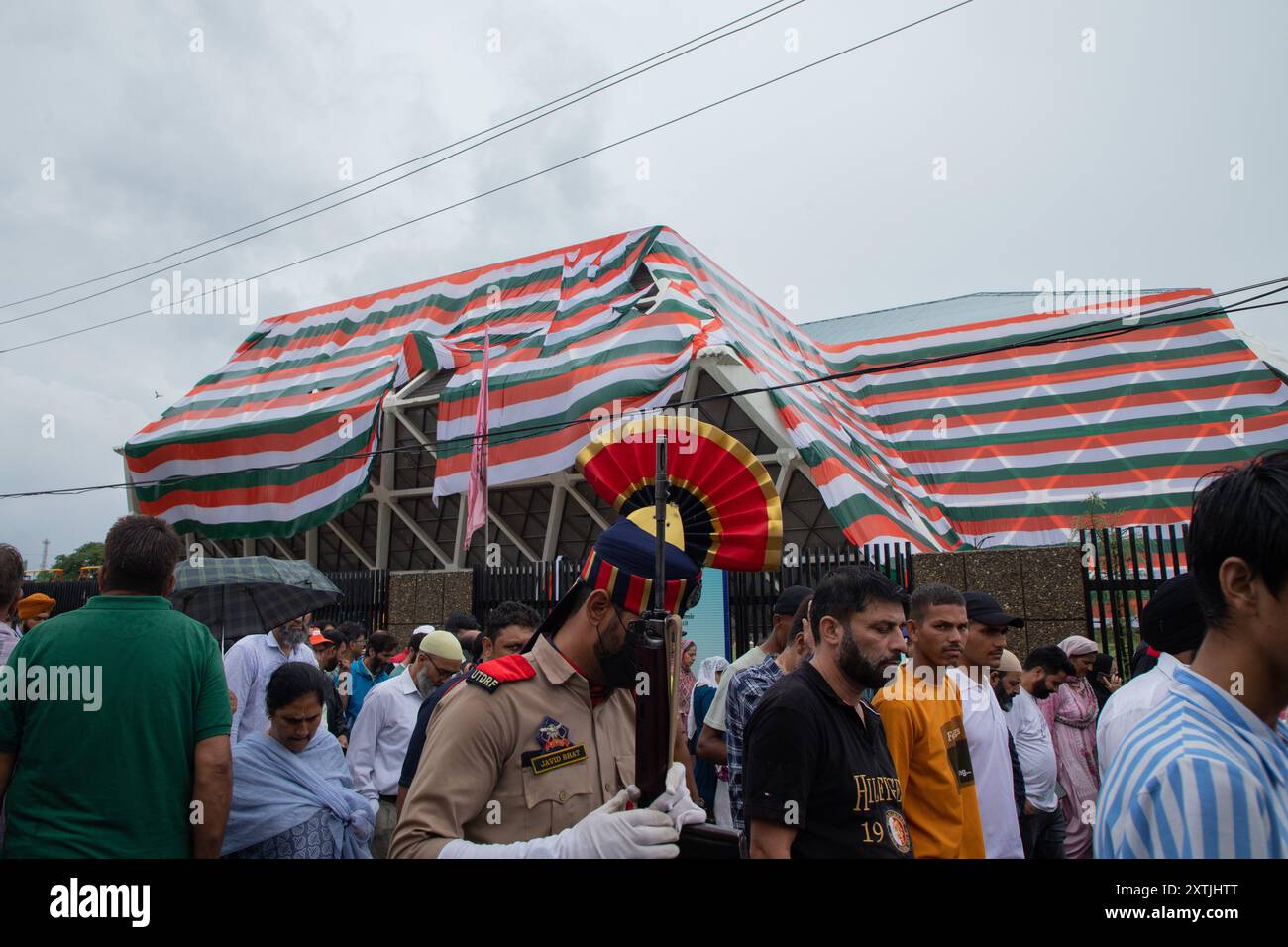 Srinagar, Inde. 15 août 2024. Les gens quittent le lieu, lors des célébrations du 78e jour de l'indépendance de l'Inde. Le 15 août commémore chaque année la libération de l'Inde de la domination coloniale britannique en 1947. Crédit : SOPA images Limited/Alamy Live News Banque D'Images