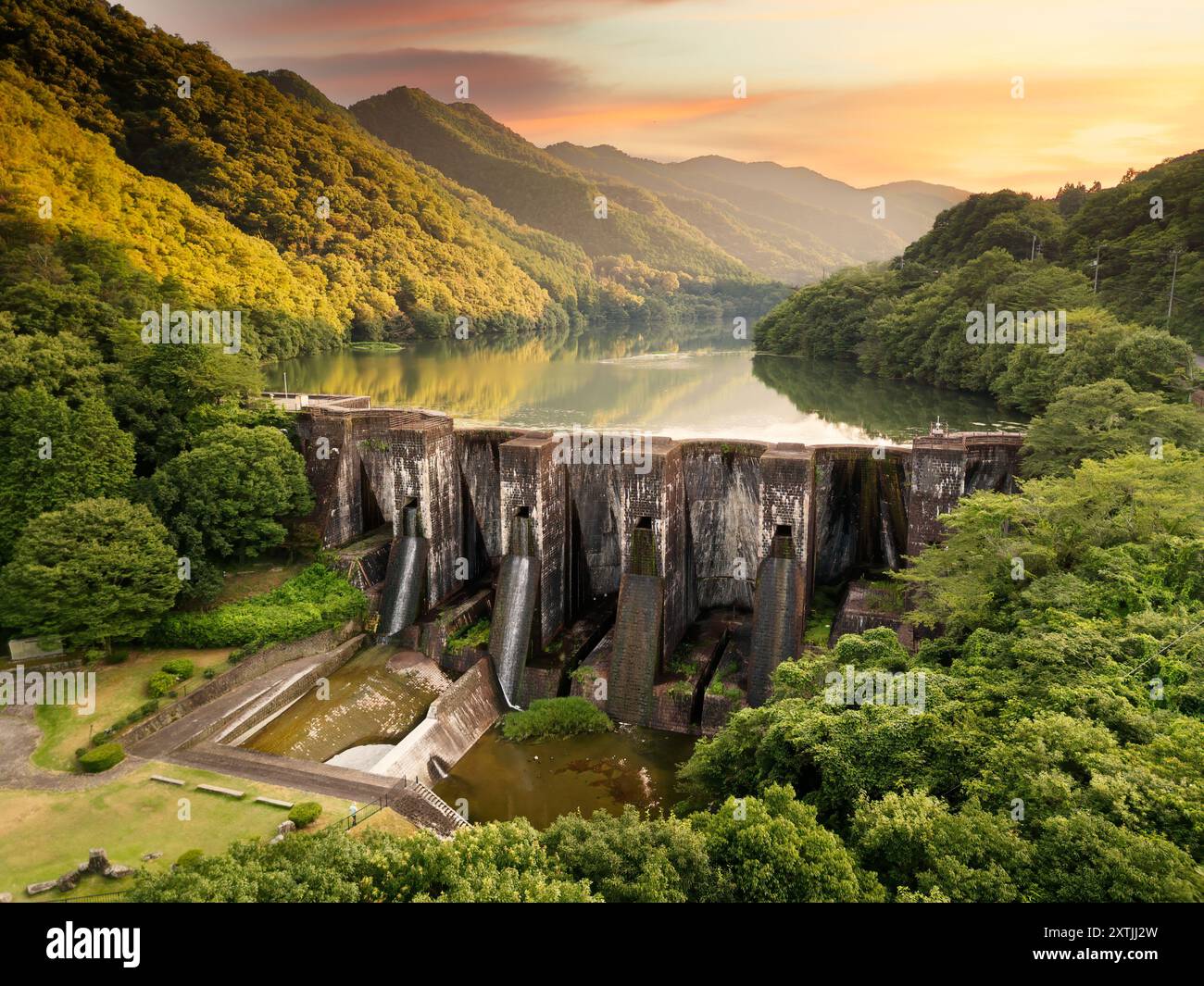 Barrage Honen'IKE Pond dans la chaîne de montagnes Sanuki à Kan'onji, préfecture de Kagawa, Japon. La structure date de 1930. Banque D'Images