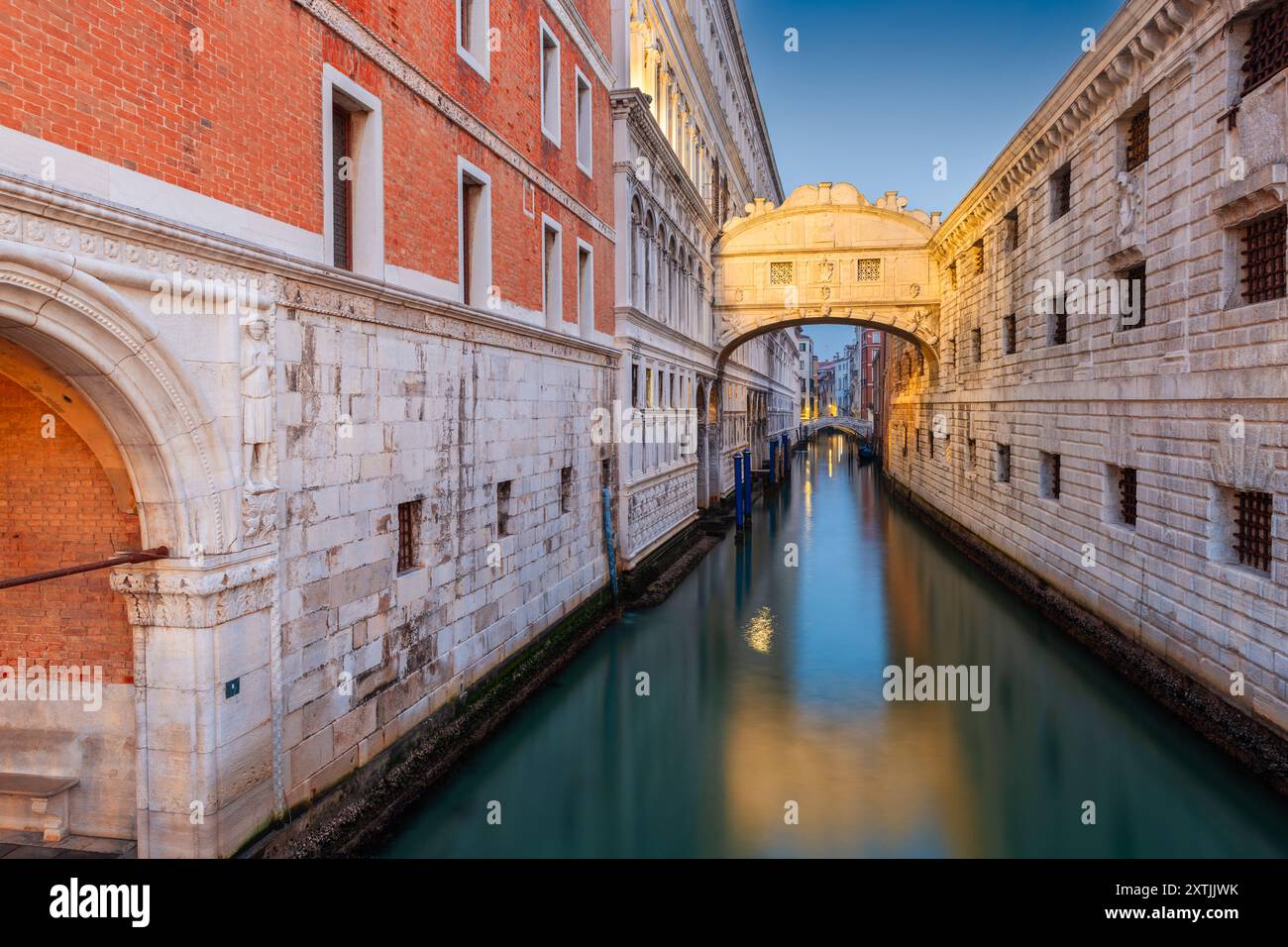 Pont des Soupirs à Venise, Italie au crépuscule sur le Rio di Palazzo. Banque D'Images