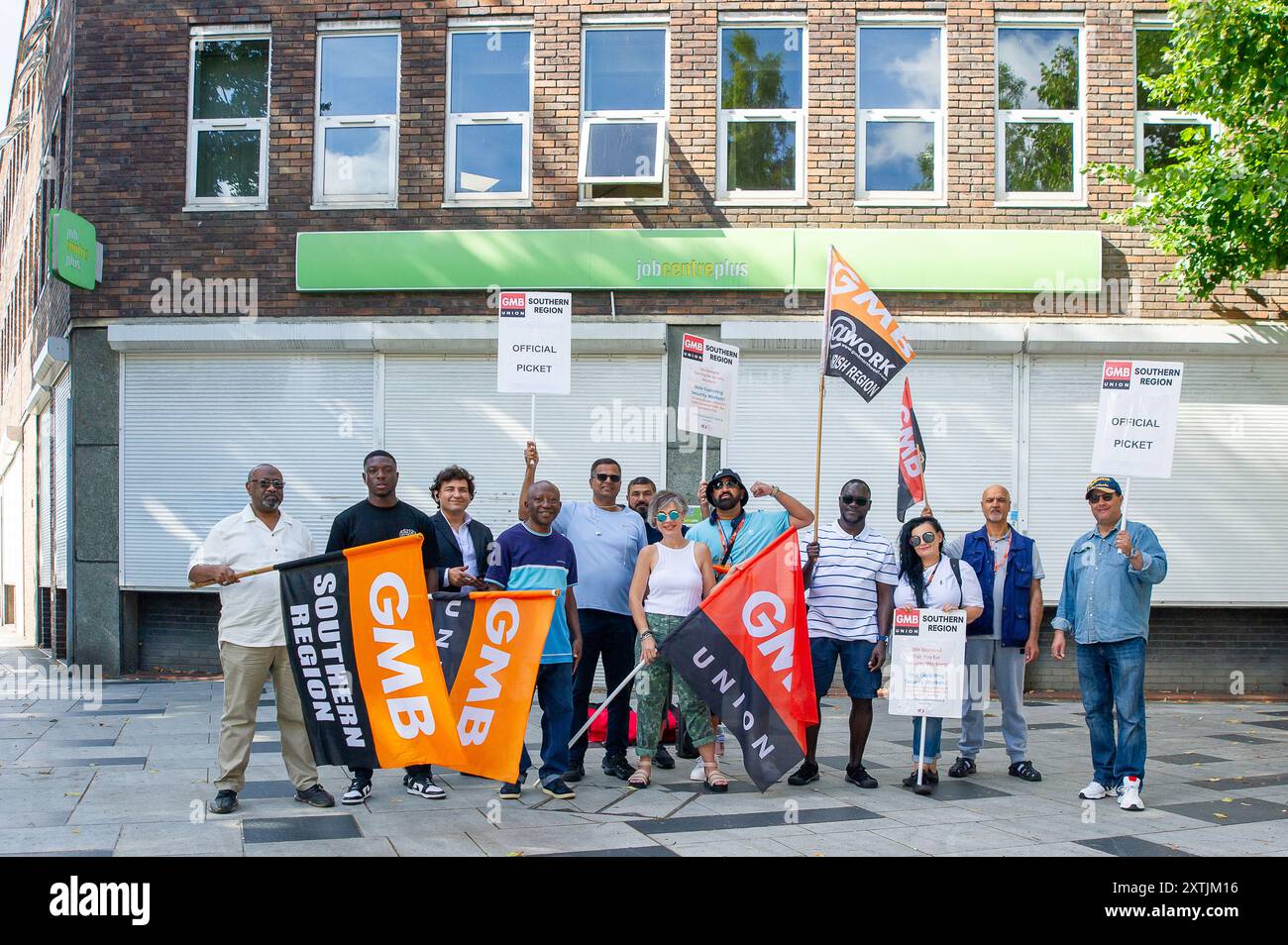 Slough, Royaume-Uni. 15 août 2024. Les gardes de sécurité de G4S, membres de la région sud de GMB, étaient en grève aujourd'hui à nouveau devant le Job Centre plus à Slough, Berkshire. Les gardes de sécurité G4S des deux centres d'emploi de Slough font à nouveau grève pour leur salaire et leurs conditions de travail. Les deux centres d'emploi de Slough sont fermés en raison de la grève. GMB a déclaré : «les travailleurs font un travail difficile et dangereux et 90 pour cent d'entre eux ne sont payés que le salaire minimum. Avec G4S insistant sur la formation non rémunérée à la maison, GMB estime que la société est en violation des lois nationales sur le salaire minimum et de la loi sur l'esclavage moderne Banque D'Images