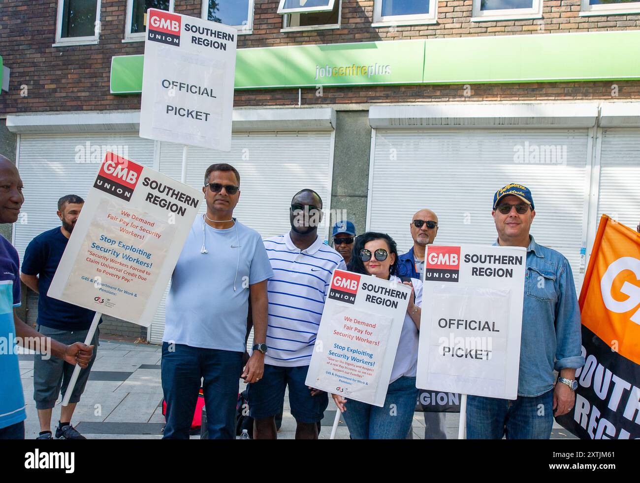 Slough, Royaume-Uni. 15 août 2024. Les gardes de sécurité de G4S, membres de la région sud de GMB, étaient en grève aujourd'hui à nouveau devant le Job Centre plus à Slough, Berkshire. Les gardes de sécurité G4S des deux centres d'emploi de Slough font à nouveau grève pour leur salaire et leurs conditions de travail. Les deux centres d'emploi de Slough sont fermés en raison de la grève. GMB a déclaré : «les travailleurs font un travail difficile et dangereux et 90 pour cent d'entre eux ne sont payés que le salaire minimum. Avec G4S insistant sur la formation non rémunérée à la maison, GMB estime que la société est en violation des lois nationales sur le salaire minimum et de la loi sur l'esclavage moderne Banque D'Images