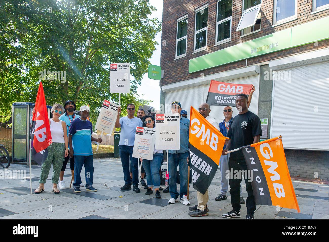 Slough, Royaume-Uni. 15 août 2024. Les gardes de sécurité de G4S, membres de la région sud de GMB, étaient en grève aujourd'hui à nouveau devant le Job Centre plus à Slough, Berkshire. Les gardes de sécurité G4S des deux centres d'emploi de Slough font à nouveau grève pour leur salaire et leurs conditions de travail. Les deux centres d'emploi de Slough sont fermés en raison de la grève. GMB a déclaré : «les travailleurs font un travail difficile et dangereux et 90 pour cent d'entre eux ne sont payés que le salaire minimum. Avec G4S insistant sur la formation non rémunérée à la maison, GMB estime que la société est en violation des lois nationales sur le salaire minimum et de la loi sur l'esclavage moderne Banque D'Images