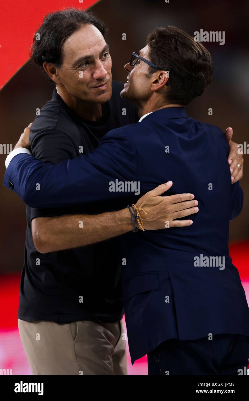 Milan, Italie. 14 août 2024. Pier Silvio Berlusconi embrasse Alessandro Nesta, entraîneur-chef de l'AC Monza, à la fin du match de football Trofeo Silvio Berlusconi entre l'AC Milan et l'AC Monza. L'AC Milan a gagné 3-1 contre l'AC Monza. Crédit : Nicolò Campo/Alamy Live News Banque D'Images