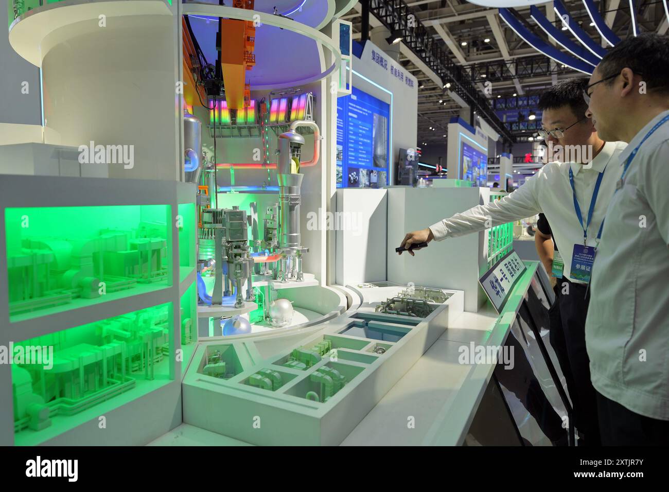 YANTAI, CHINE - le 15 AOÛT 2024 - les visiteurs en apprennent plus sur un modèle de centrale nucléaire « Hualong One » au Yantai International Nuclear Power indu 2024 Banque D'Images