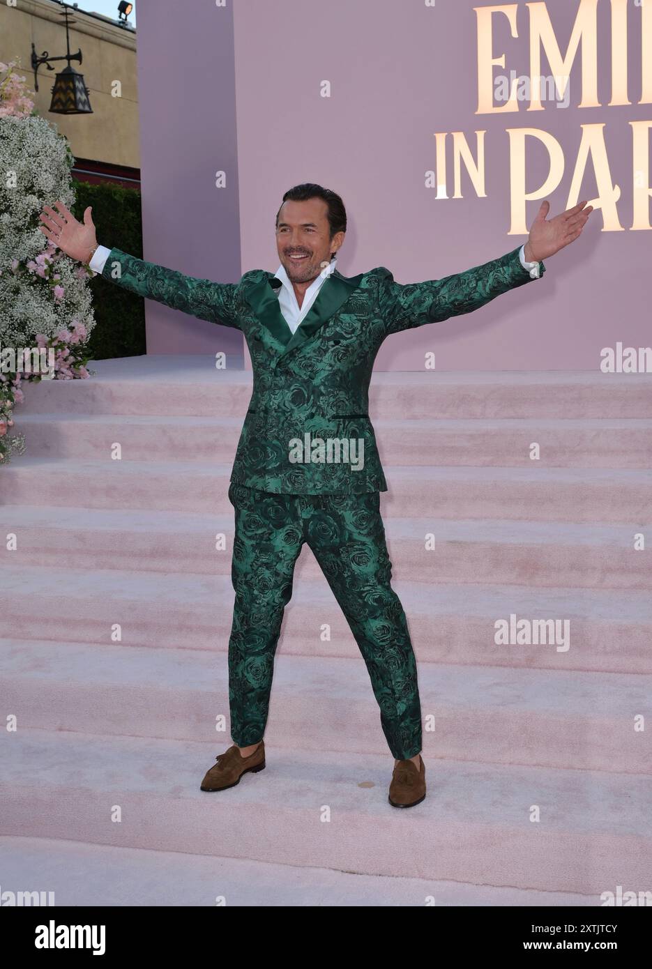 LOS ANGELES, CALIFORNIE - 14 AOÛT : William Abadie assiste à la première de « Emily in Paris » de Netflix, saison 4, partie 1, au Théâtre égyptien Hollywo Banque D'Images