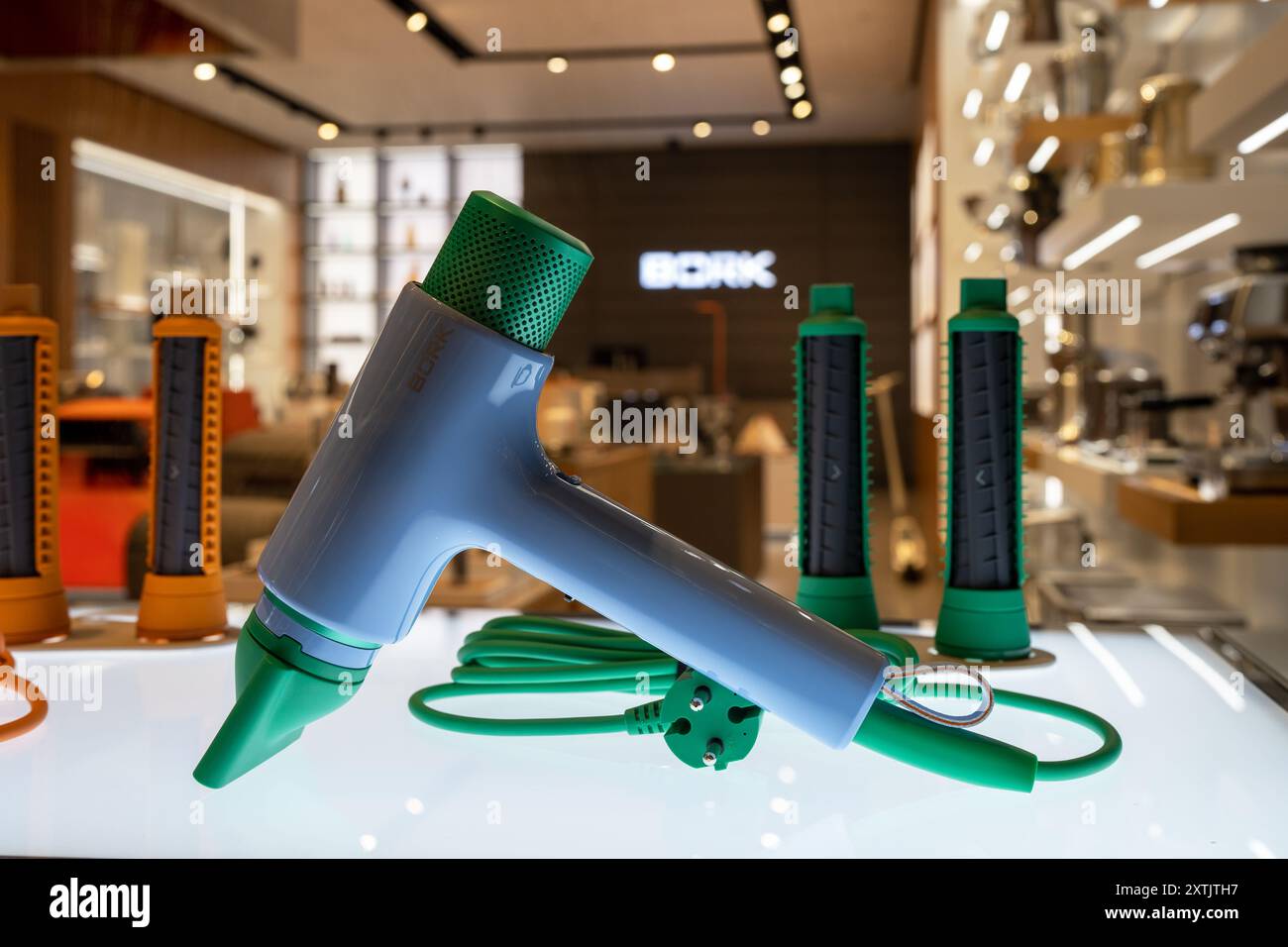 Sèche-cheveux sur une vitrine dans un magasin d'appareils ménagers. Minsk, Biélorussie - 03 août 2024 Banque D'Images
