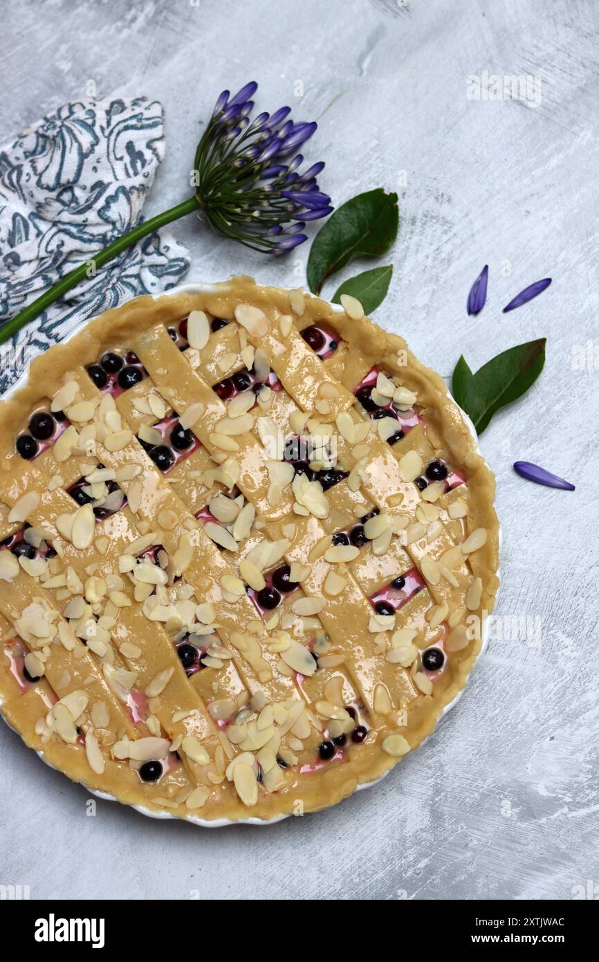 Tarte aux baies maison sur un fond concret. Vue de dessus. Tarte aux baies maison non cuite sur un fond concret. Vue de dessus. Banque D'Images