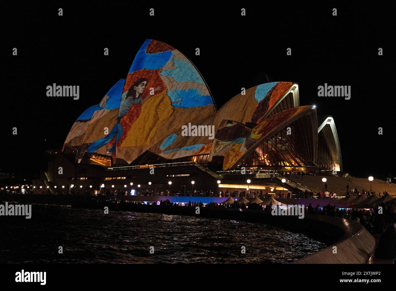 L'un des monuments de Sydney est l'Opéra baigné d'images animées de l'art aborigène utilisant des lumières lazar dans le cadre du vividsidney Light fe annuel Banque D'Images