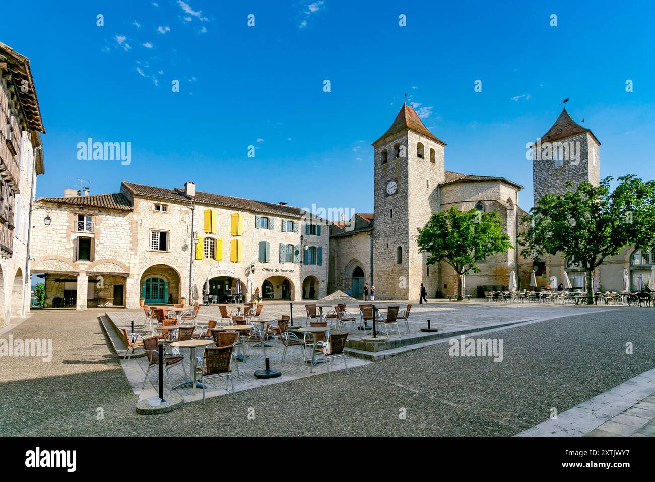 Lauzerte, Occitanie, France. Chemin de Saint James. Maisons médiévales typiques sur la place du marché dans la vieille ville médiévale. Journée ensoleillée dans le sud de la France Banque D'Images