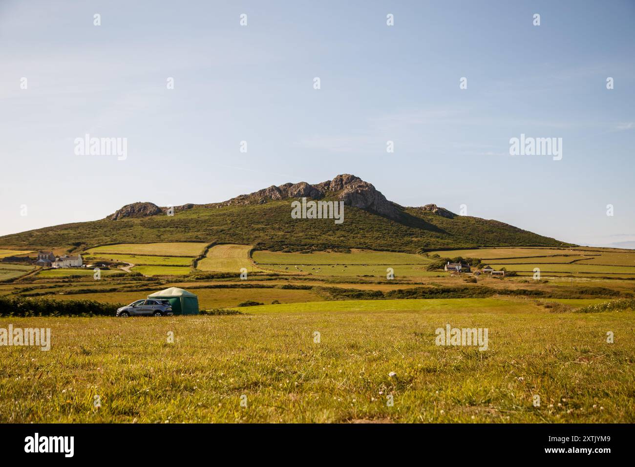 Une vue sur la colline de Carn Llidi pendant le camping à Pembrokeshire, pays de Galles du Sud, Royaume-Uni Banque D'Images