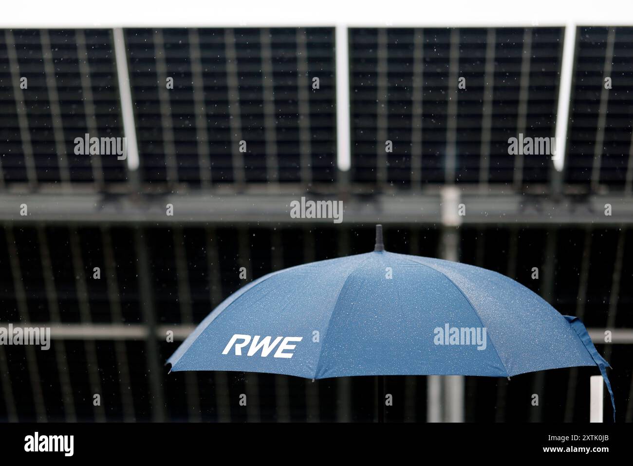 Eine Photovoltaikanlage von RWE mit Regenschirmen mit RWE-logo am Tagebau Garzweiler. Der Energiekonzern RWE Hat eine agri-Solaranlage vorgestellt, unter der Landwirtschaft betrieben werden kann. Themenbild, Symbolbild Bedburg, 14.08.2024 NRW Deutschland *** une installation photovoltaïque RWE avec parapluies portant le logo RWE à la mine à ciel ouvert de Garzweiler la société énergétique RWE a dévoilé un système agrosolaire sous lequel l'agriculture peut être réalisée image thématique, image symbolique Bedburg, 14 08 2024 NRW Allemagne Copyright : xChristophxHardtx Banque D'Images