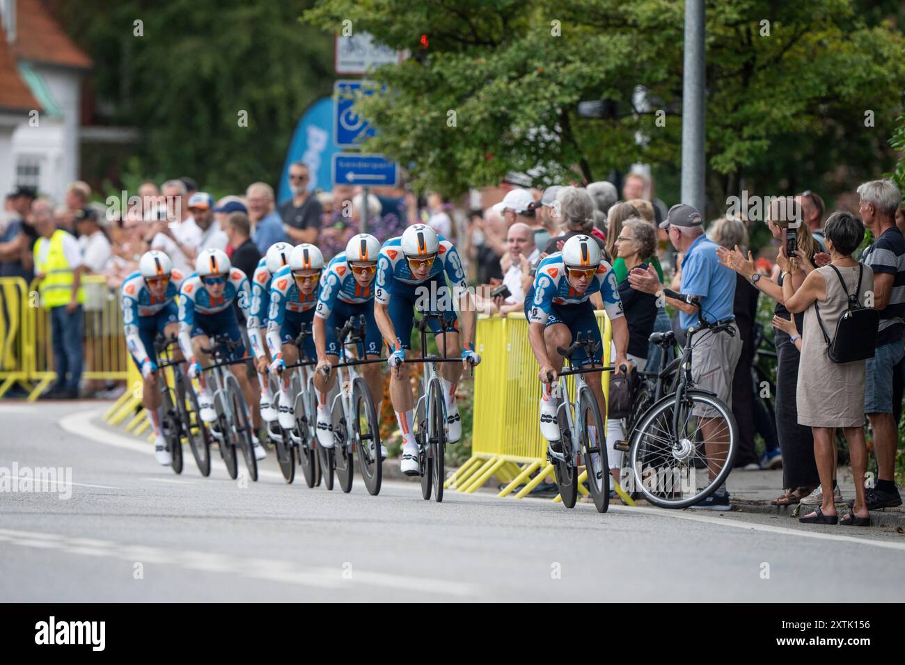 Holstebro, Danemark. 14 août 2024. L'équipe dsm-firmenich PostNL remporte la première étape du PostNord Denmark Round, qui débute par un contre-la-montre par équipes de 13,7 km avec départ et arrivée à Holstebro, le mercredi 14 août 2024. L'équipe dsm-firmenich PostNL est composée de Tobias Lund Andresen, Warren Barguil, Frank van den Broek, Johan Dorussen, Alexander Edmondson, Nils Eekhoff et Sean Flynn. (Photo : Bo Amstrup/Ritzau Scanpix) crédit : Ritzau/Alamy Live News Banque D'Images