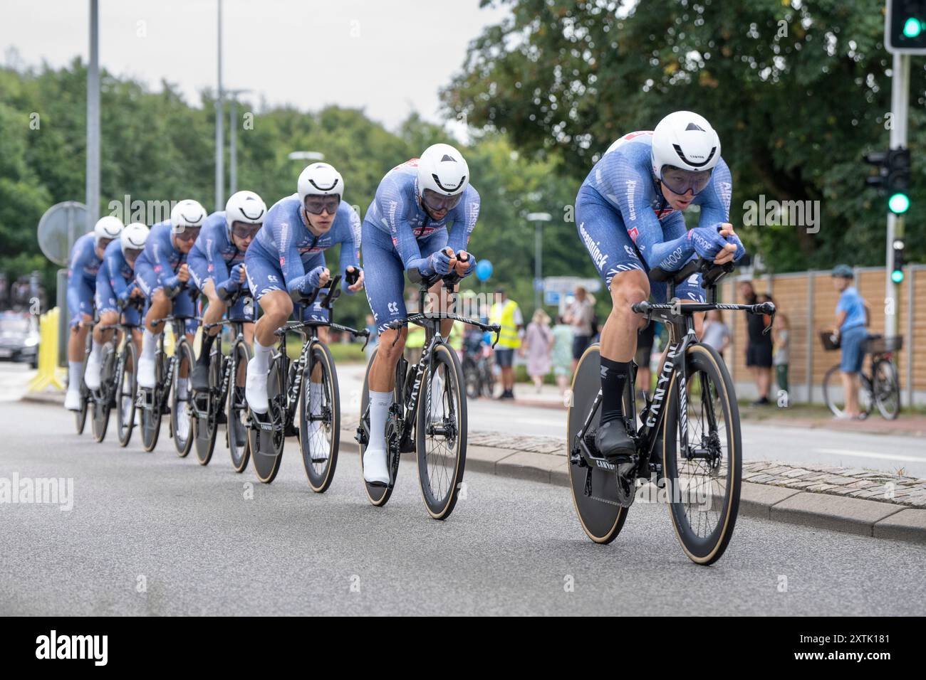 Holstebro, Danemark. 14 août 2024. Alpecin-Deceuninck se lance dans la première étape du PostNord Denmark Round, qui débute par un contre-la-montre par équipes de 13,7 km avec départ et arrivée à Holstebro, le mercredi 14 août 2024. (Photo : Bo Amstrup/Ritzau Scanpix) crédit : Ritzau/Alamy Live News Banque D'Images