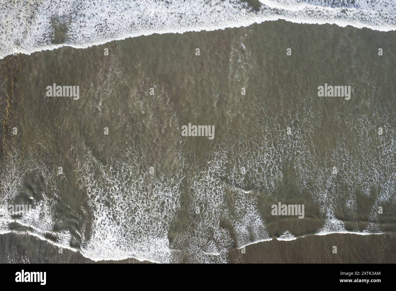 Ligne blanche de vague dans l'eau verte de l'océan vue aérienne drone Banque D'Images