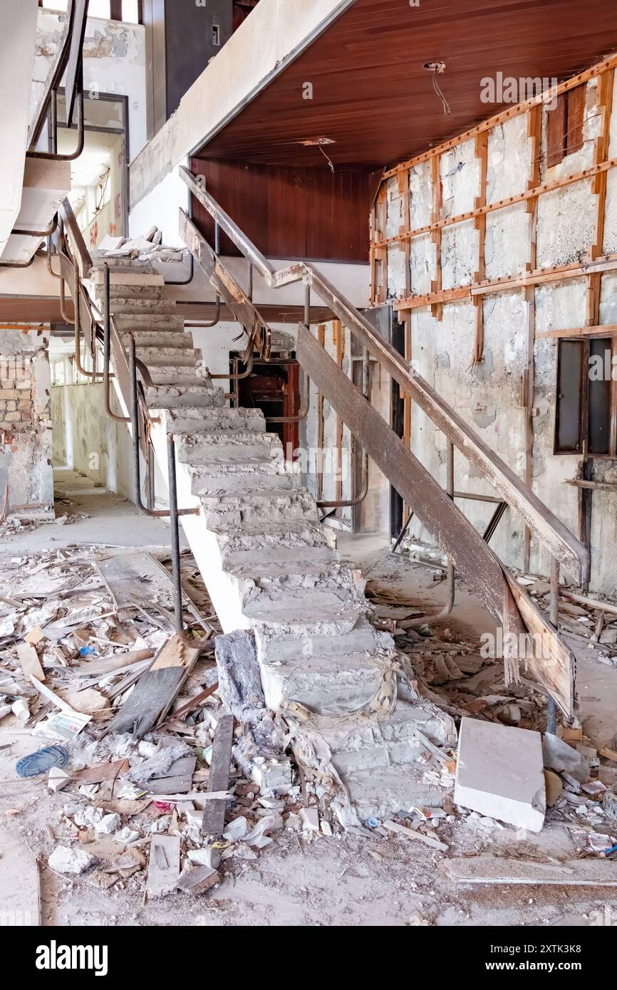 Kupari Beach Resort, Croatie. La baie des hôtels abandonnés. L'hôtel Goricina abandonné par l'armée yougoslave de la JNA après la guerre intérieure Banque D'Images