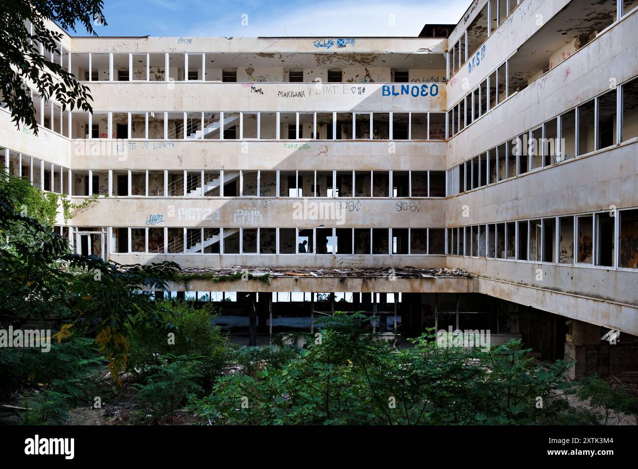 Kupari Beach Resort, Croatie. La baie des hôtels abandonnés. L'hôtel Pelegrin abandonné par l'armée yougoslave de la JNA après la guerre de la patrie Banque D'Images