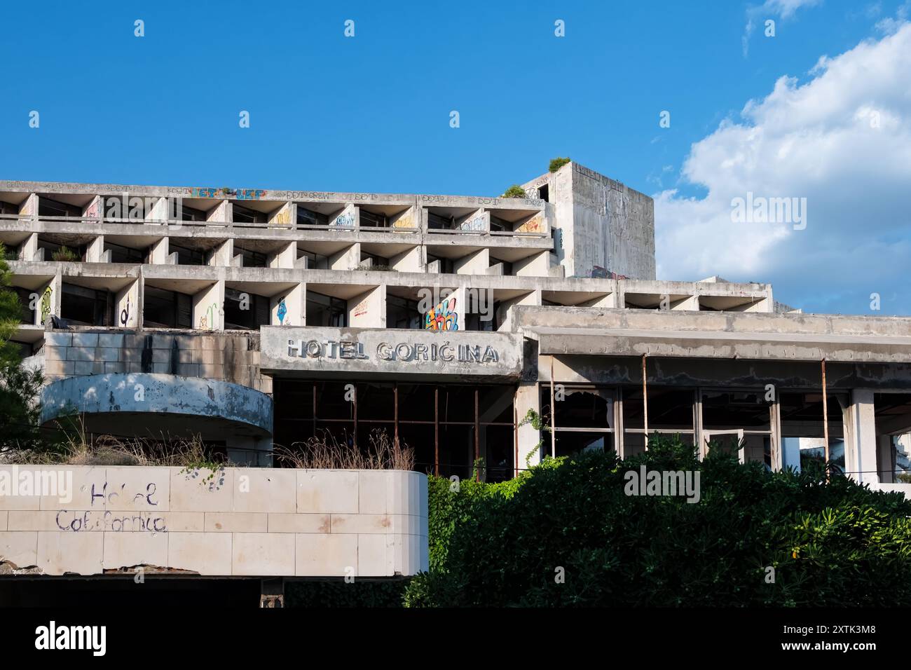 Kupari Beach Resort, Croatie. La baie des hôtels abandonnés. L'hôtel Goricina abandonné par l'armée yougoslave de la JNA après la guerre intérieure Banque D'Images