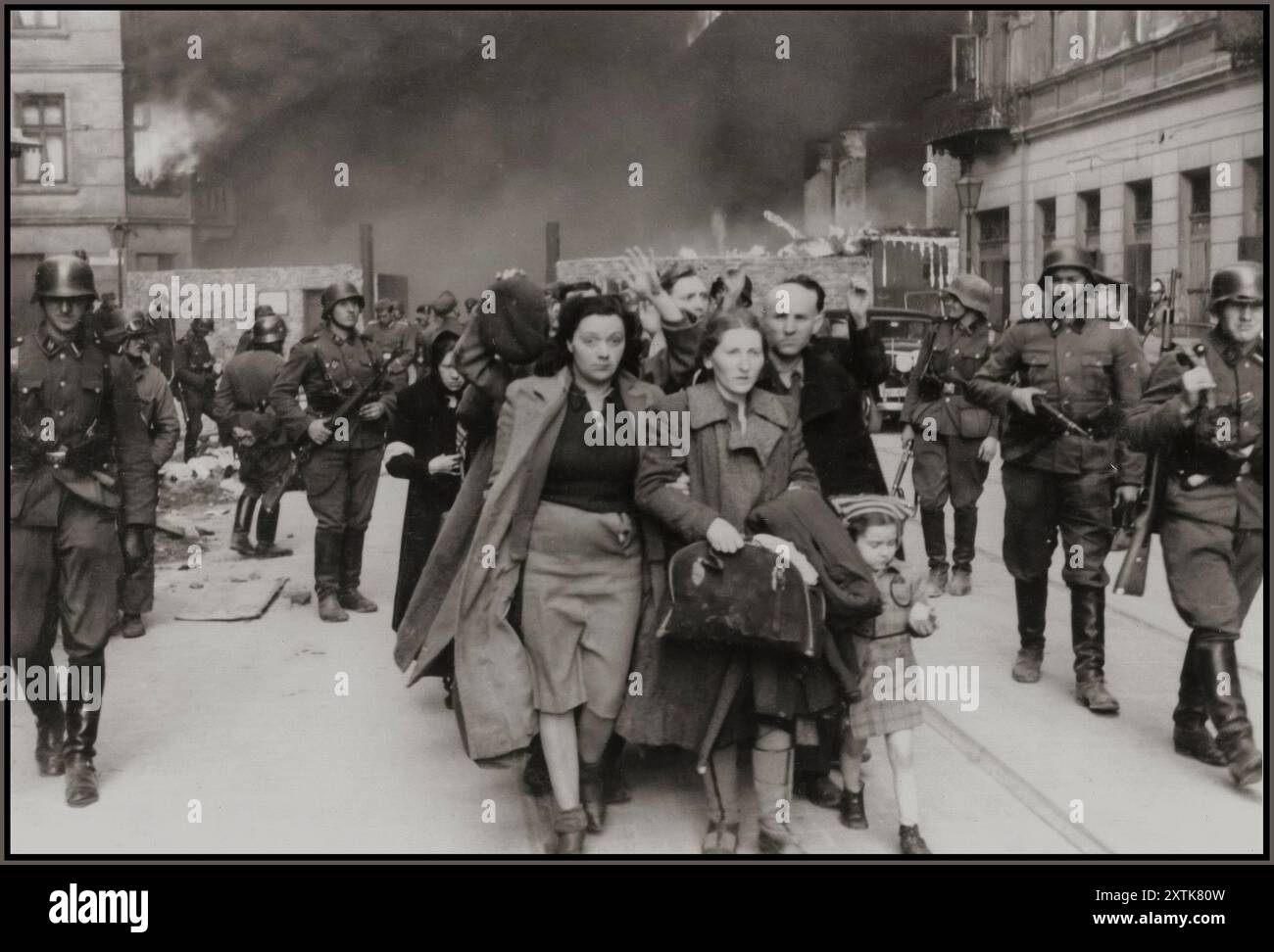 SOULÈVEMENT DU GHETTO DE VARSOVIE les Juifs capturés lors de la répression du soulèvement du ghetto de Varsovie marchent vers l'Umschlagplatz pour être déportés. Commandant allemand chargé du nettoyage du ghetto de Varsovie, en Pologne. Ce rapport STROOP, sous la forme d'un livre relié en cuir, a été présenté comme preuve par le procureur américain, Major Frank Walsh, lors des procès du tribunal international à Nuremberg, en Allemagne." Date 1943 19 avril - 1943 mai 16 Varsovie, Pologne Banque D'Images