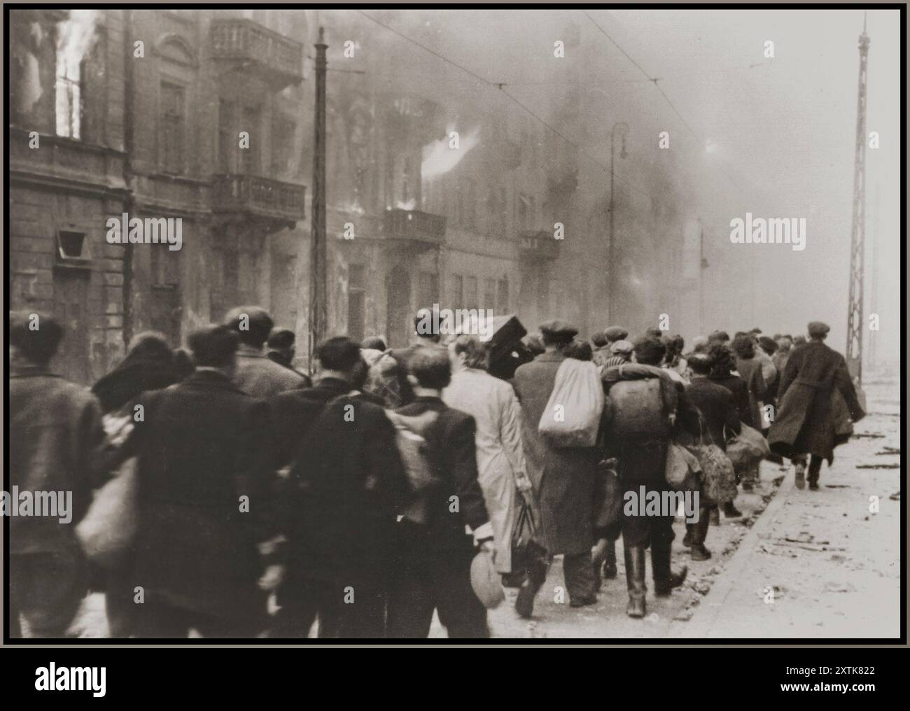 SOULÈVEMENT DU GHETTO DE VARSOVIE les Juifs capturés pendant le soulèvement du ghetto de Varsovie marchent vers l'Umschlagplatz pour être déportés vers des camps de concentration pour des travaux forcés ou la mort péremptoire dans des chambres à gaz nazies. La légende originale en allemand se lit comme suit : « To the Umschlagplatz ». 1943 19 avril - 1943 mai 16 Banque D'Images