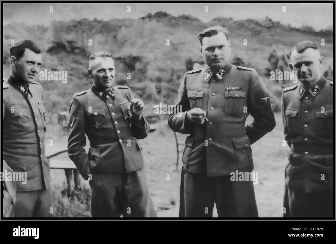 Les officiers SS D'AUSCHWITZ socialisent sur les terrains de la retraite SS Solahuette à l'extérieur d'Auschwitz. De gauche à droite, ils sont : Dr Josef Mengele, Rudolf Hoess (ancien commandant d'Auschwitz), Josef Kramer (commandant de Birkenau) et Anton Thumann. Photographie prise en l'honneur de Rudolf Hoess qui a terminé son mandat de chef de garnison le 29 juillet. 1944 22 juillet - 1944 juillet 29 Solahutte, [haute-Silésie ; Auschwitz] Pologne Banque D'Images