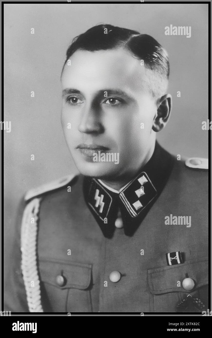 Obersturmführer Karl Höcker, 21 juin 1944. Karl Höcker, adjudant du commandant d'Auschwitz, gardait un album photographique. L'album comprenait à la fois des documents sur les visites officielles et les cérémonies à Auschwitz ainsi que des photographies plus personnelles illustrant les nombreuses activités sociales que lui et d'autres membres du personnel du camp d'Auschwitz appréciaient. Ces images rares montraient des nazis chantant, chassant et même taillant un arbre de Noël. Ils ont fourni un contraste effrayant avec les photographies de milliers de Juifs hongrois déportés à Auschwitz en même temps. Portrait de l'adjudant du camp d'Auschwitz Waffen SS Karl Hoecker Banque D'Images Obersturmführer Karl Höcker, 21 juin 1944. Karl Höcker, adjudant du commandant d'Auschwitz, gardait un album photographique. L'album comprenait à la fois des documents sur les visites officielles et les cérémonies à Auschwitz ainsi que des photographies plus personnelles illustrant les nombreuses activités sociales que lui et d'autres membres du personnel du camp d'Auschwitz appréciaient. Ces images rares montraient des nazis chantant, chassant et même taillant un arbre de Noël. Ils ont fourni un contraste effrayant avec les photographies de milliers de Juifs hongrois déportés à Auschwitz en même temps. Portrait de l'adjudant du camp d'Auschwitz Waffen SS Karl Hoecker Banque D'Images