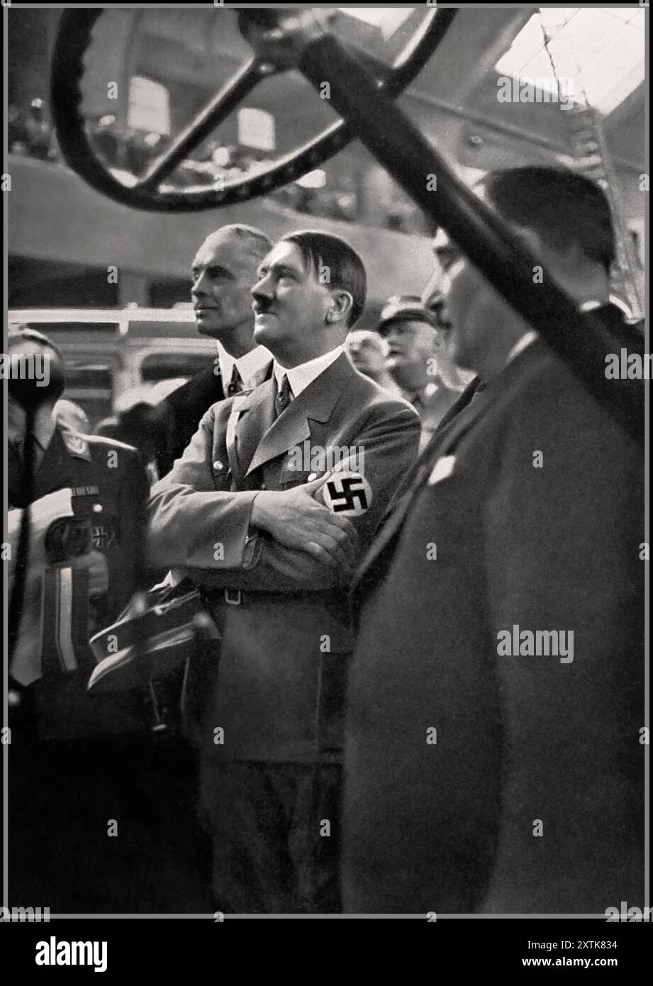 SALON DE L'AUTOMOBILE DE BERLIN 1935 Adolf Hitler en uniforme avec brassard Swastika au salon international de l'automobile à Berlin Allemagne nazie - 1935. Banque D'Images