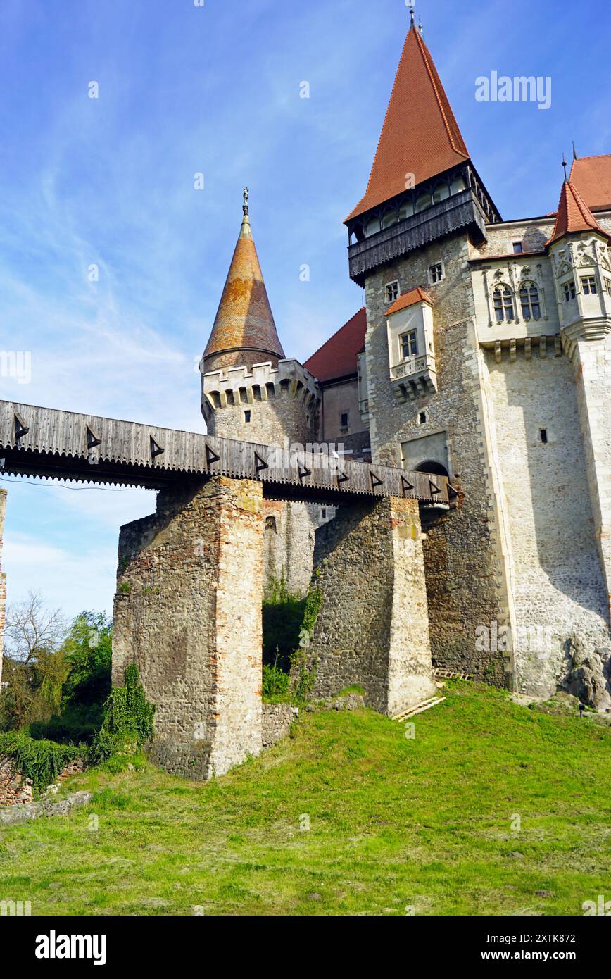 Vue sur le château médiéval de Corvin, l'attraction principale de la ville transylvanienne de Hunedoara (Roumanie) : façade avec l'entrée principale Banque D'Images