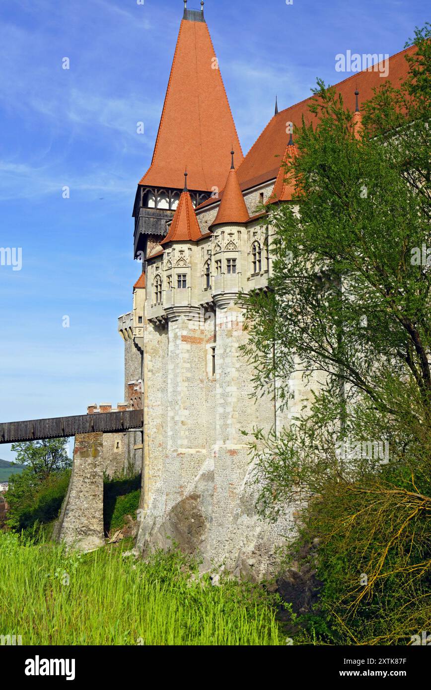 Architecture du château médiéval de Corvin construit à Hunedoara : vue sur les douves, le pont et la façade gothique avec des tourelles. Monuments célèbres en Roumanie Banque D'Images